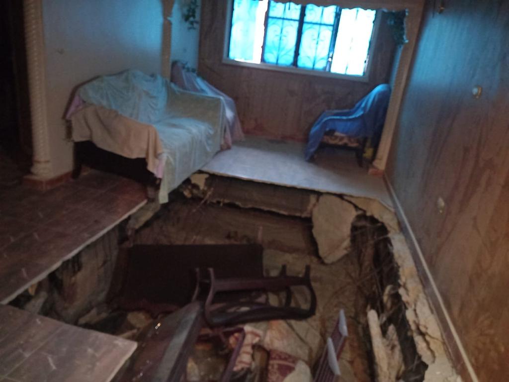 جانب من سقوط سقف شقة بحى ثالث الإسماعيلية (2) جانب من سقوط سقف شقة بحى ثالث الإسماعيلية (2)