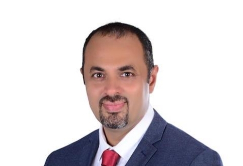 الدكتور علاء غالب الأستاذ بكلية طب سوهاج