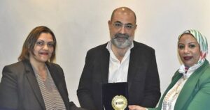 الاعلامى البرت شفيق يتوسط ا.د/ دنيا فاروق ابو زيد وكيل الكلية و ا.د/ حنان عاطف رئيس قسم الاعلام الجديد
