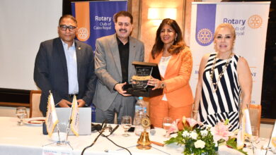 الكاتب الصحفي أشرف مفيد يتسلم درع الروتاري من الدكتورة حنان جويفل وميان رسلان وهاني درويش