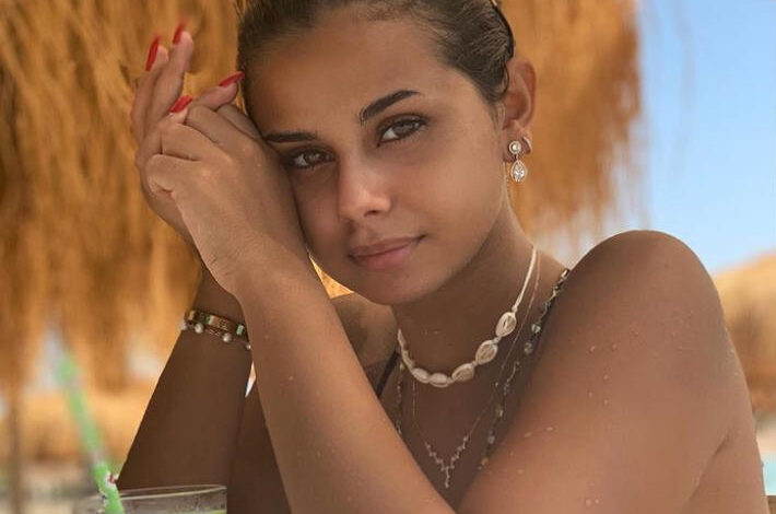 الفنانة منة عرفة